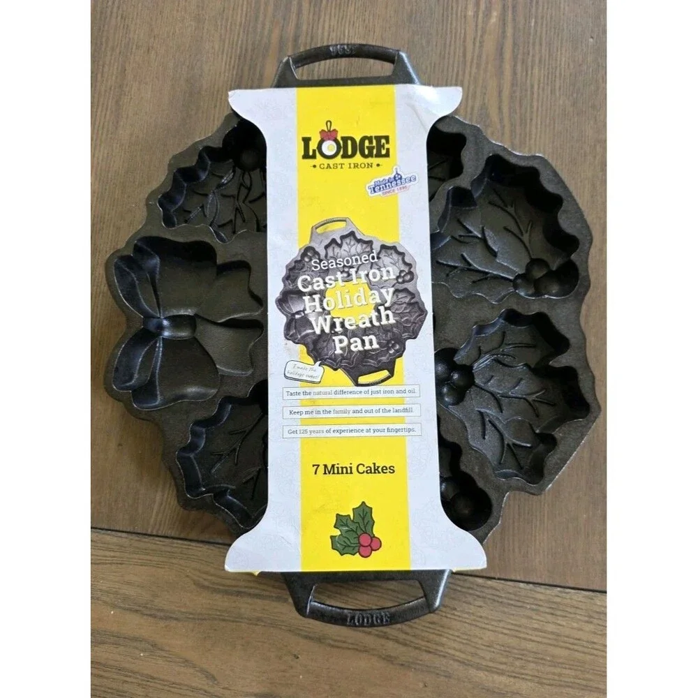 Lodge Seasoned Cast Iron Wreath Pan Christmas Holiday Baking 7 Mini Cake NEW
